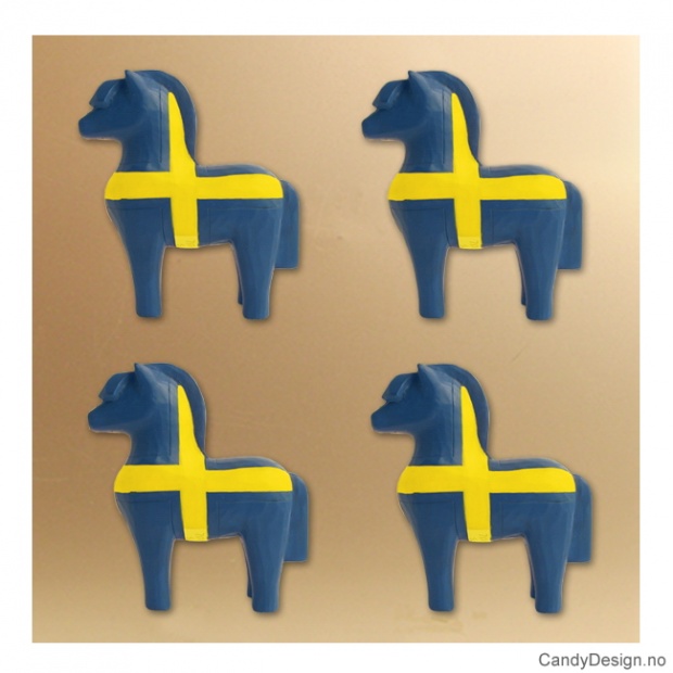 Treskåret fjording med magnet i svenske farger