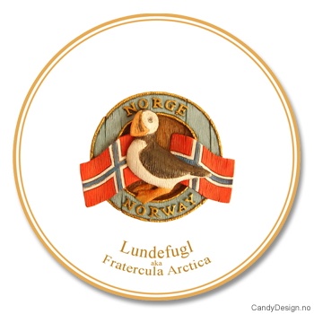 Woodstyle souvenir plate with Norwegian flag and puffin bird