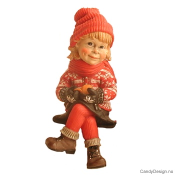 Vinterbarn sittende på kant - Pike med appelsin