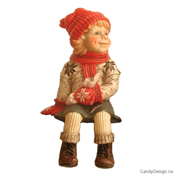 Vinterbarn sittende på kant - Pike med gottepose