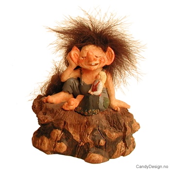 Troll sittende på rot