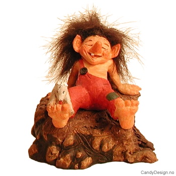 Troll sittende på rot