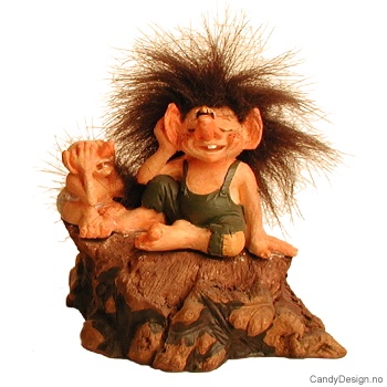 Troll sittende på rot