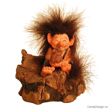 Troll sittende på rot