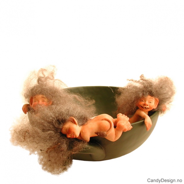 Hengende nakne troll