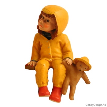 Sittende barn med regntøy - Jente med bamse