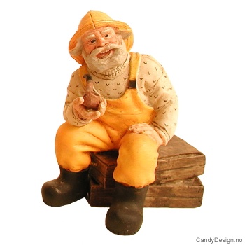 Fisker sittende på  kasse