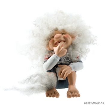 Sittende troll - Med hånd til munn