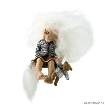 Kantsittende troll med genser - Jente med bamse