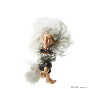 Kantsittende troll med genser - Gutt med armene i kors