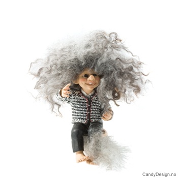 Kantsittende troll med genser - Skrytende gutt