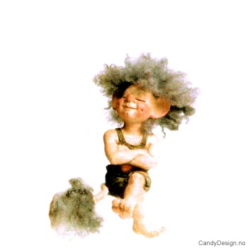 Trollbarn sittende på kant - Trollgutt med armene i kors