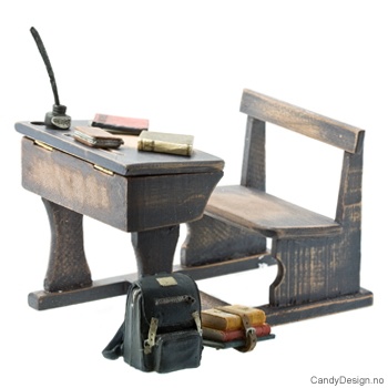 pencil blå pult med utstyr