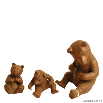 Bjørn sittende  2 unger