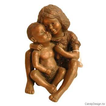 Sittende bronse søstre trøstende