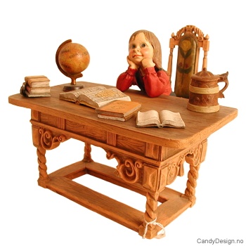 Jente med skrivepult
