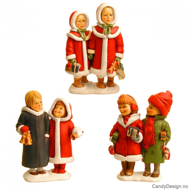 To barn med kåpe assortert