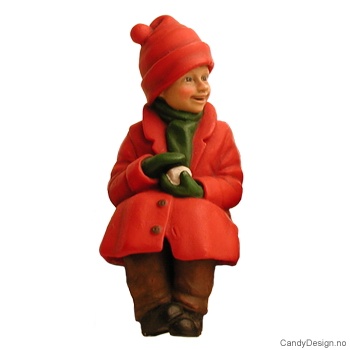 Gutt sittende med snøball