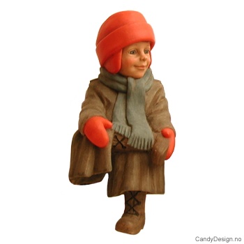 Gutt sittende med benet over kne