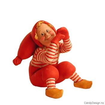 Nissegutt sittende med hender mot ansikt