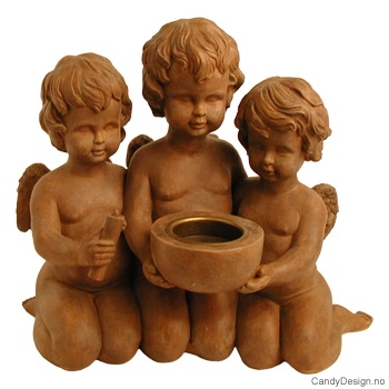 Tre englebarn med stort telys