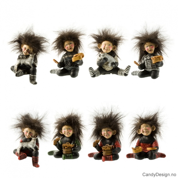 Sittende troll med sort hår assortert