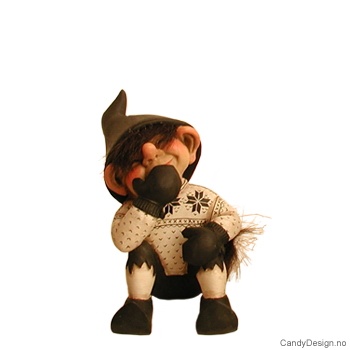 Troll sittende med hånd til munn med hvit genser