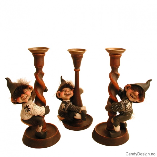 Troll hengende rundt stang