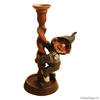 Troll hengende rundt stang med sort genser m/hvit ser mot høyre