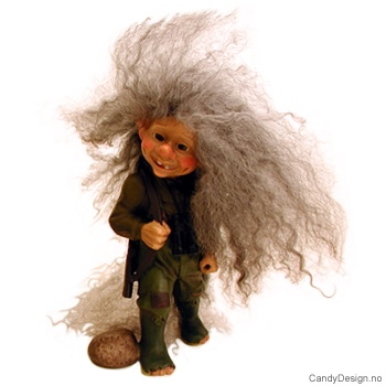 Jegertroll med grønne klær stående