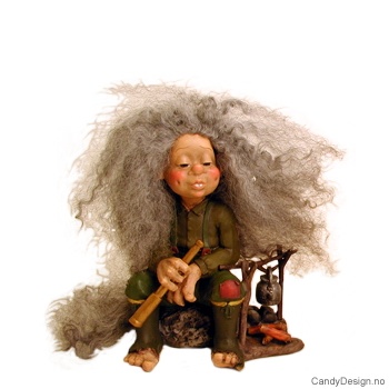 Jegertroll med grønne klær sittende