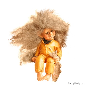 Troll i regntøy sittende på kant - Med stor fisk hengende