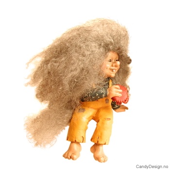 Troll i regntøy sittende på kant - Med krabbe