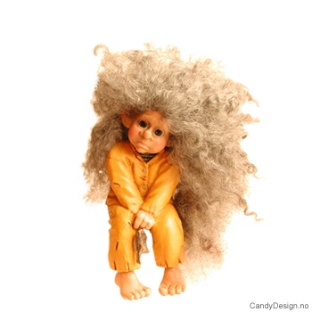 Troll i regntøy sittende på kant - Trollpike med småfisk 