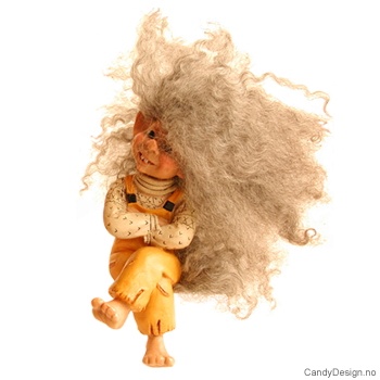 Troll i regntøy sittende på kant - Med kryssede armer