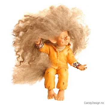 Troll i regntøy sittende på kant - Med armene ut