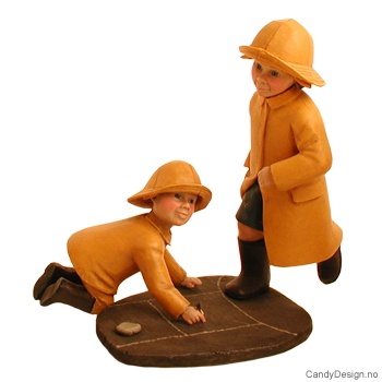 To barn i regntøy - Hoppende paradis