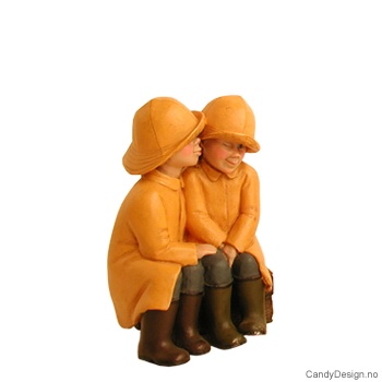 To barn i regntøy - Sittende på kasse