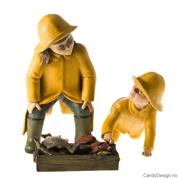 Doble barn fra fisketur - Studerer fangsten