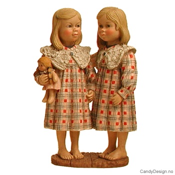 Tvillingfigurer - Piker i rødrutete kjole