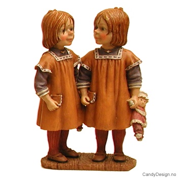 Tvillingfigurer - Piker i orange kjole med dukke