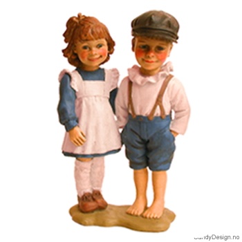 Pike og gutt med hatt på hodet