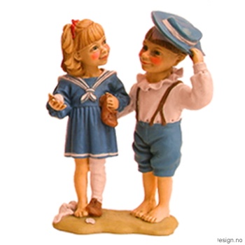 Pike i matrosdress og gutt med hatt