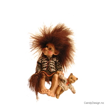 Mini troll på sittende på kant - Trollgutt med armene i kors