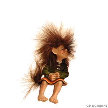 Mini troll på sittende på kant - Trollgutt skrytende