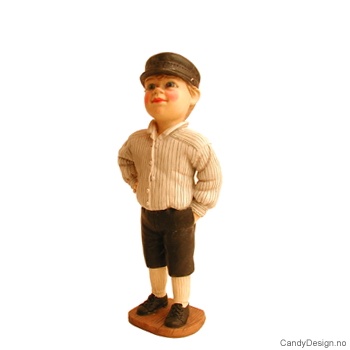 Små stående Carl Larsson figurer - Gutt i hvit og sortstripete skjote