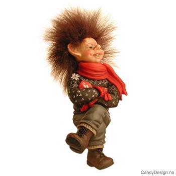 Kantsittende vintertroll - Trollgutt med armene i kors