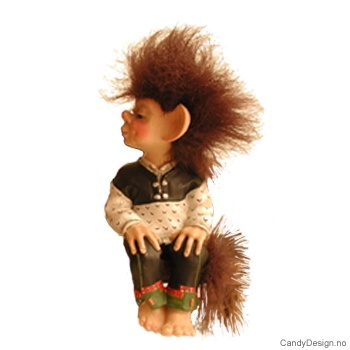 Medium troll figur sittende på kant - Kyssende trollgutt