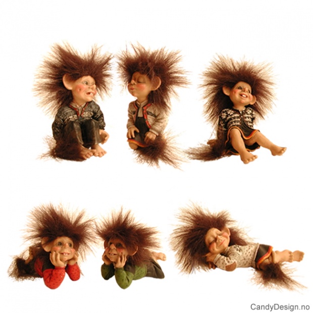 Medium trolls sitting and lying - Assorted