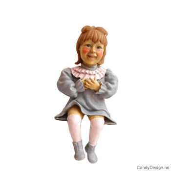 Små Carl Larsson barne figur sittende på kant - Liten pike med hund mot bryst.